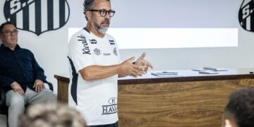 Ex-auxiliar de Tite, Cleber Xavier debuta como técnico no Santos