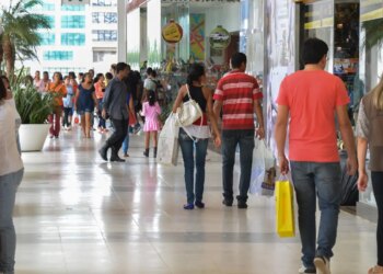 Comércio cresce 0,5% em fevereiro e atinge maior patamar da história