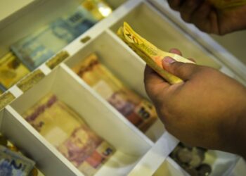 Aposentados e pensionistas começam a receber antecipação do 13º