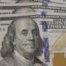 Dólar cai pela sexta vez seguida e fecha em R$ 5,68