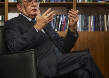 Gilmar Mendes suspende julgamento de Collor e leva caso a plenário
