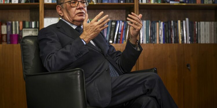Gilmar Mendes suspende julgamento de Collor e leva caso a plenário