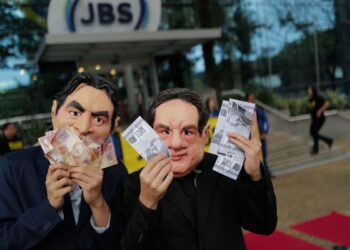 Ativistas do Greenpeace são detidos após protesto na sede da JBS