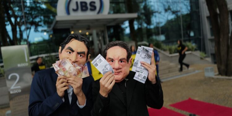 Ativistas do Greenpeace são detidos após protesto na sede da JBS