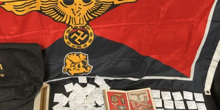 Homem de 70 anos é preso no Rio por comercializar símbolos nazistas