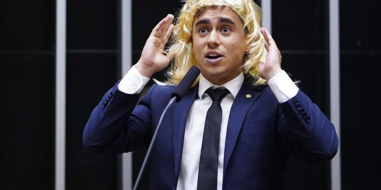 Justiça condena Nikolas por discurso transfóbico na Câmara