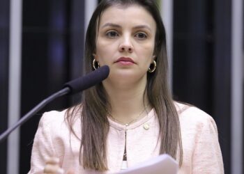 Deputada federal acusa marido de agressões físicas e psicológicas