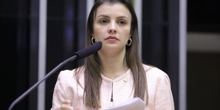 Deputada federal acusa marido de agressões físicas e psicológicas