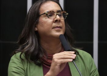 Deputada Duda Salabert diz ter gênero alterado em visto para os EUA