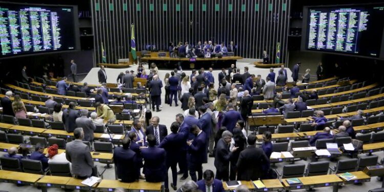 Câmara conclui discussão de projeto sobre combate a incêndios florestais; votação é adiada – Notícias