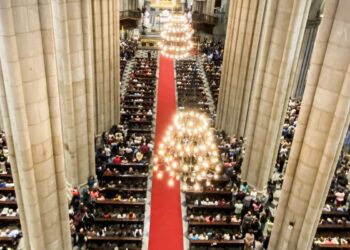 Fiéis lotam Catedral da Sé em missa para homenagear papa Francisco