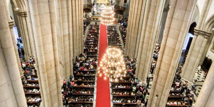 Fiéis lotam Catedral da Sé em missa para homenagear papa Francisco