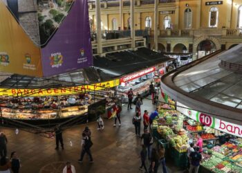Após um ano, centro de Porto Alegre tenta virar página das inundações