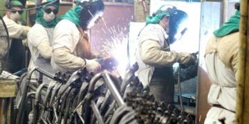 Indústria cai 0,1% em fevereiro e soma 5 meses sem crescimento