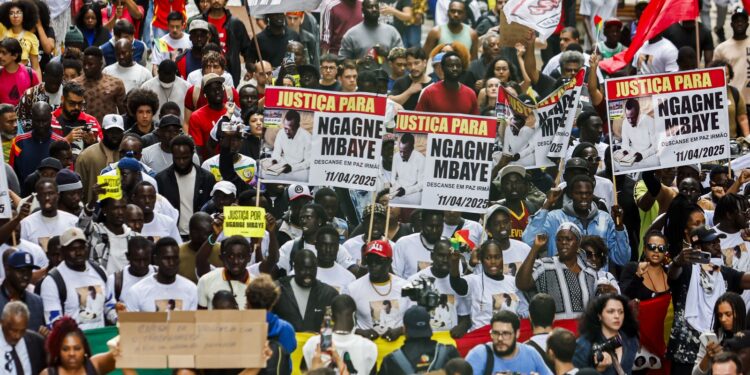 Ato em São Paulo pede justiça no caso de senegalês morto por PM