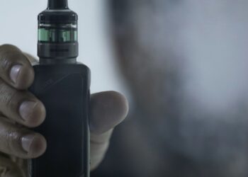 Plataformas devem remover propagandas de cigarros eletrônicos