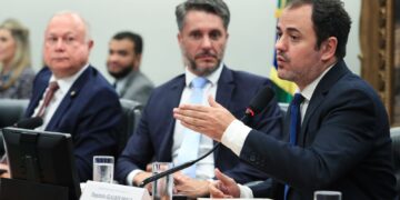 CCJ da Câmara nega recurso contra cassação do mandato de Glauber Braga
