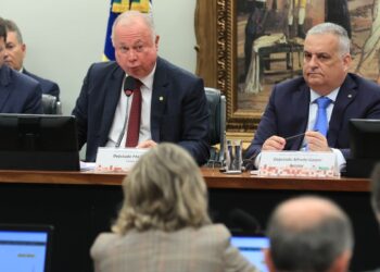 CCJ analisa suspenção de ação contra Bolsonaro e Ramagem no STF