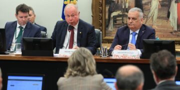 CCJ analisa suspenção de ação contra Bolsonaro e Ramagem no STF