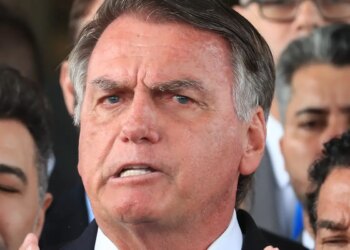 Bolsonaro passa por cirurgia no intestino neste domingo