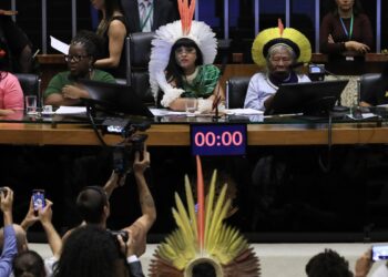 Indígenas lotam plenário da Câmara em sessão que exalta mobilização