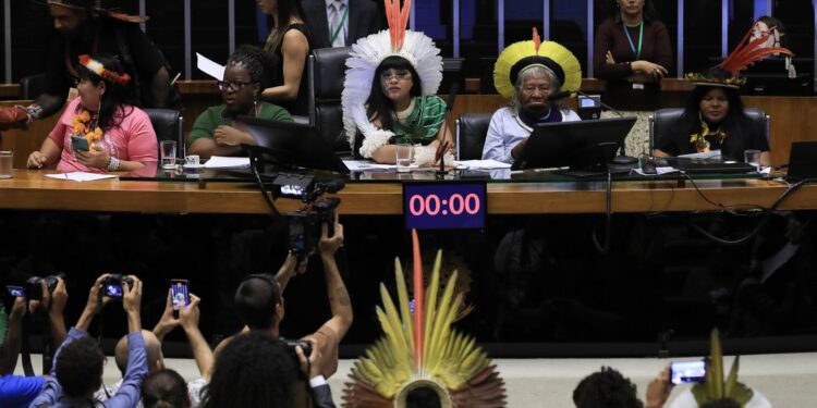 Indígenas lotam plenário da Câmara em sessão que exalta mobilização