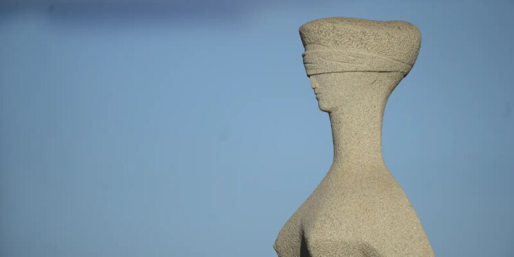 Moraes multa Filipe Martins em R$ 20 mil por postagem de advogado