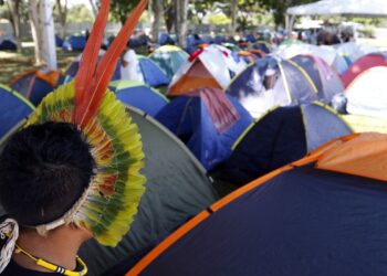 Milhares de indígenas acampam em Brasília pelo direito à terra
