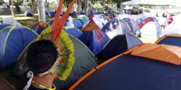 Milhares de indígenas acampam em Brasília pelo direito à terra