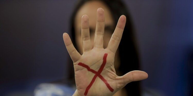 Mulheres vítimas de violência podem ter reconstrução dentária pelo SUS