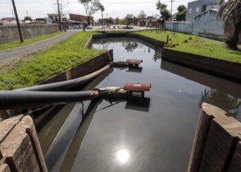 Impasse sobre projetos atrasa obras de proteção contra enchentes no RS
