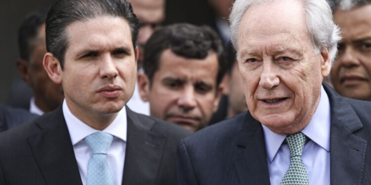 Governo entrega PEC da Segurança Pública ao presidente da Câmara