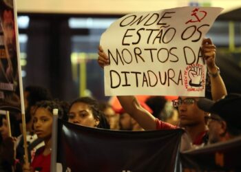 Cordão da Mentira faz desfile “para adiar o fim do mundo”