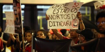 Cordão da Mentira faz desfile “para adiar o fim do mundo”