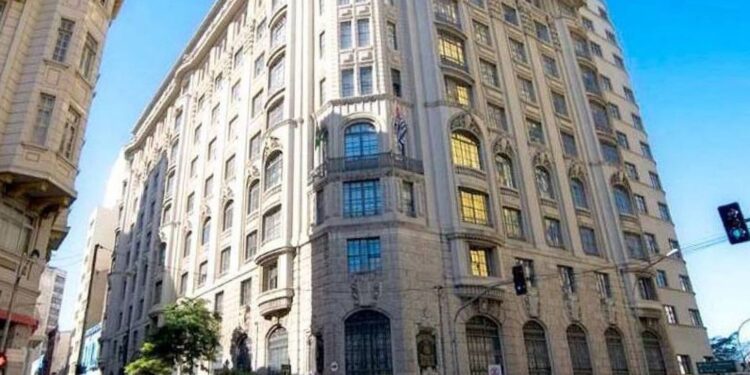 Faculdade paulista expulsa 12 alunos por faixa em alusão a estupro