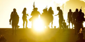 PM e indígenas entram em confronto em área nobre de Brasília