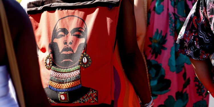 Podcasts feitos por negros e indígenas terão apoio de R$ 440 mil