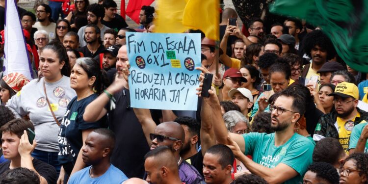 Seis em cada 10 brasileiros apoiam a redução da jornada de trabalho