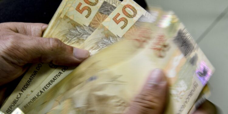 Brasileiros sacaram R$ 258 milhões em valores a receber em fevereiro