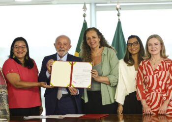 Lula sanciona leis para proteção de direitos das mulheres