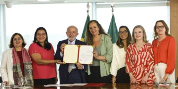 Lula sanciona leis para proteção de direitos das mulheres