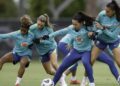 Seleção feminina treina nos EUA para reencontro com donas da casa