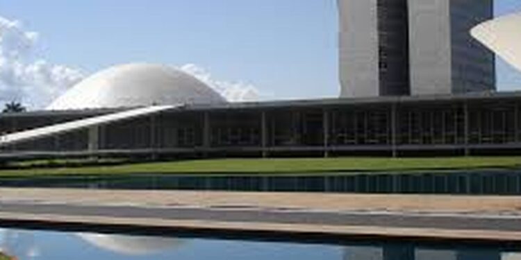 Senado aprova retaliação comercial às vésperas de tarifaço de Trump