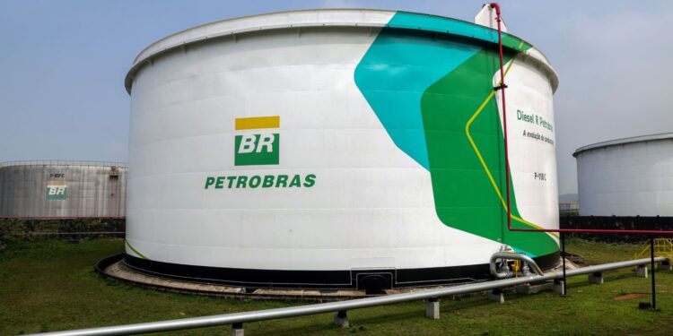 Petrobras anuncia nova redução no preço do diesel em R$ 0,12 por litro