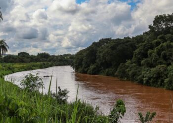 Vazamento de água em tubulação da Vale mobiliza Brumadinho
