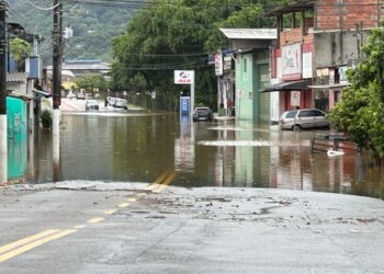 Águas baixam em Ubatuba e moradores já começam a voltar para casa