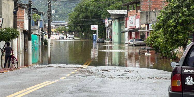 Águas baixam em Ubatuba e moradores já começam a voltar para casa