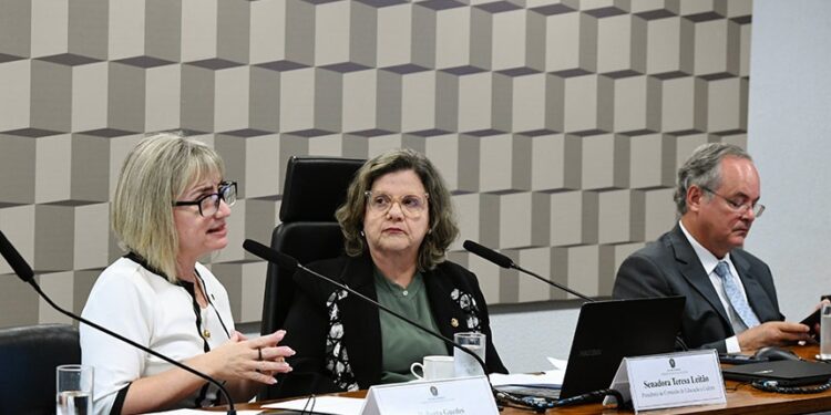 Conselhos estaduais e municipais cobram fortalecimento de políticas no PNE — Senado Notícias