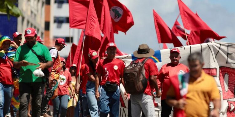 Militantes do MST são atropelados durante ato no Recife