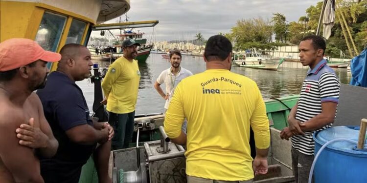 Embarcação é apreendida por pesca predatória em reserva de Niteroi